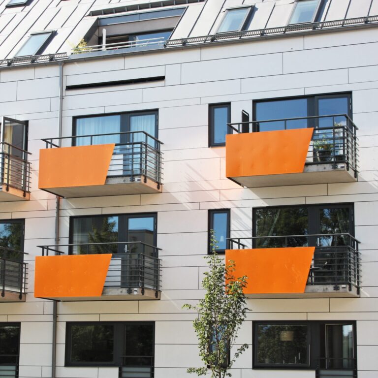Räcke i modellen Flex med dekorrör och räcket Metal Smooth i orange plåt