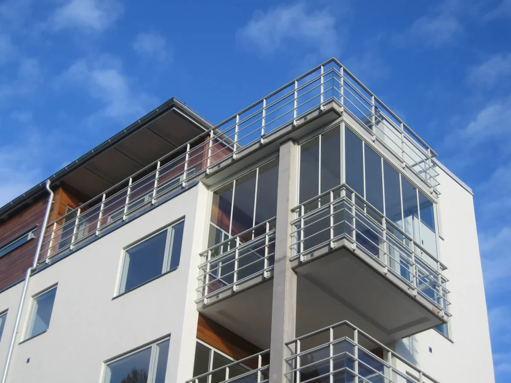 Glasräcke i modell Nova med dekorrör, här kombinerat med NovaLine Slim Våningshög-inglasning