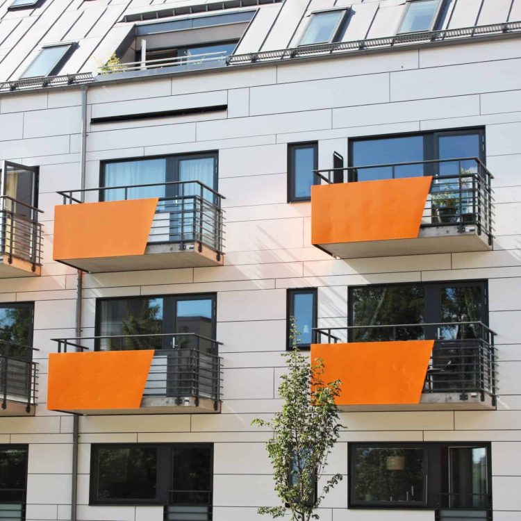 Räcke i modellen Flex med dekorrör och räcket Metal Smooth i orange plåt