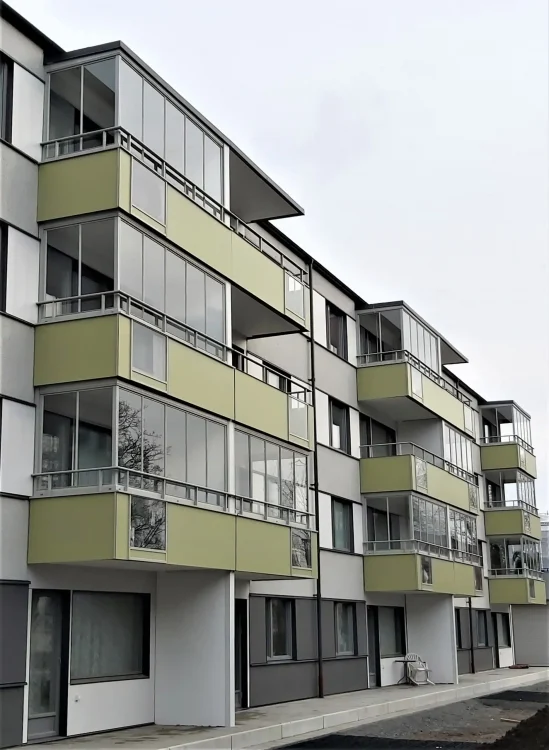 Räcke i modell Disc med laminatskiva och siktöppning i klarglas, här kombinerat med NovaLine Slim-inglasning med luckor