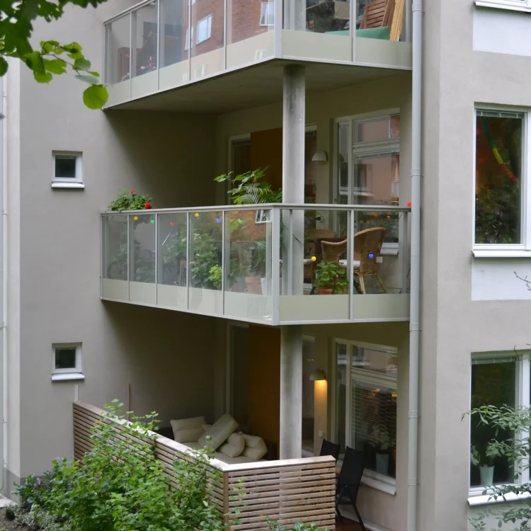 Räcke i modellen Flex med screentryckt glas